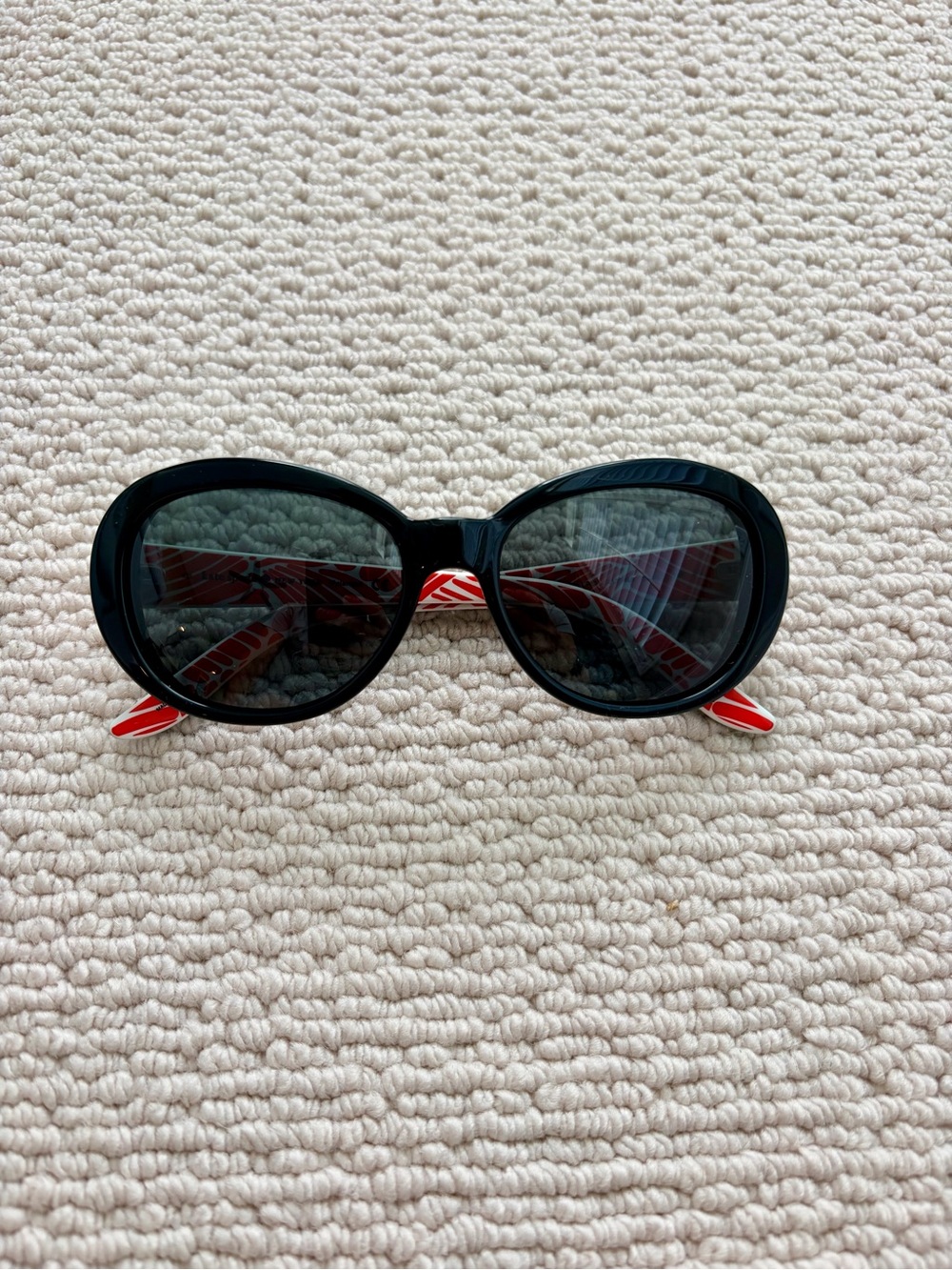 kate spade Black Polarized Sunglasses with Red Design and Green Case - Picture 2 of 11